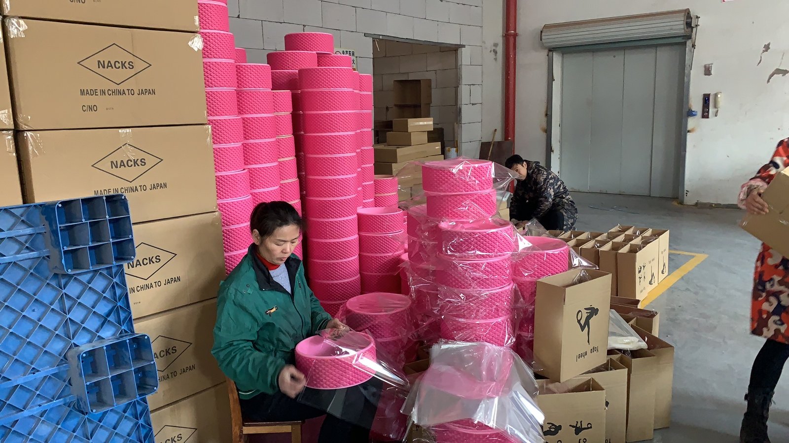 Foam roller quality inspection and packing
